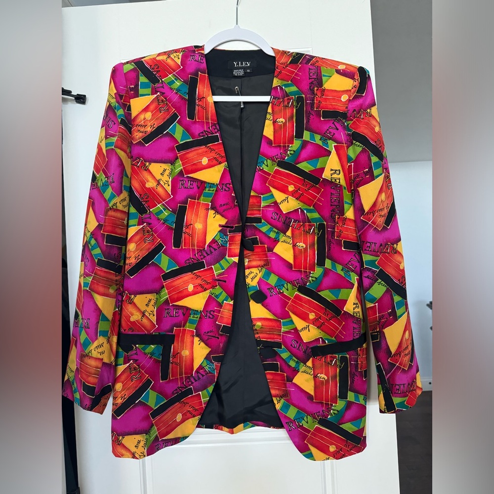 Colorful vintage blazer 💯 Silk size 10 true to size.